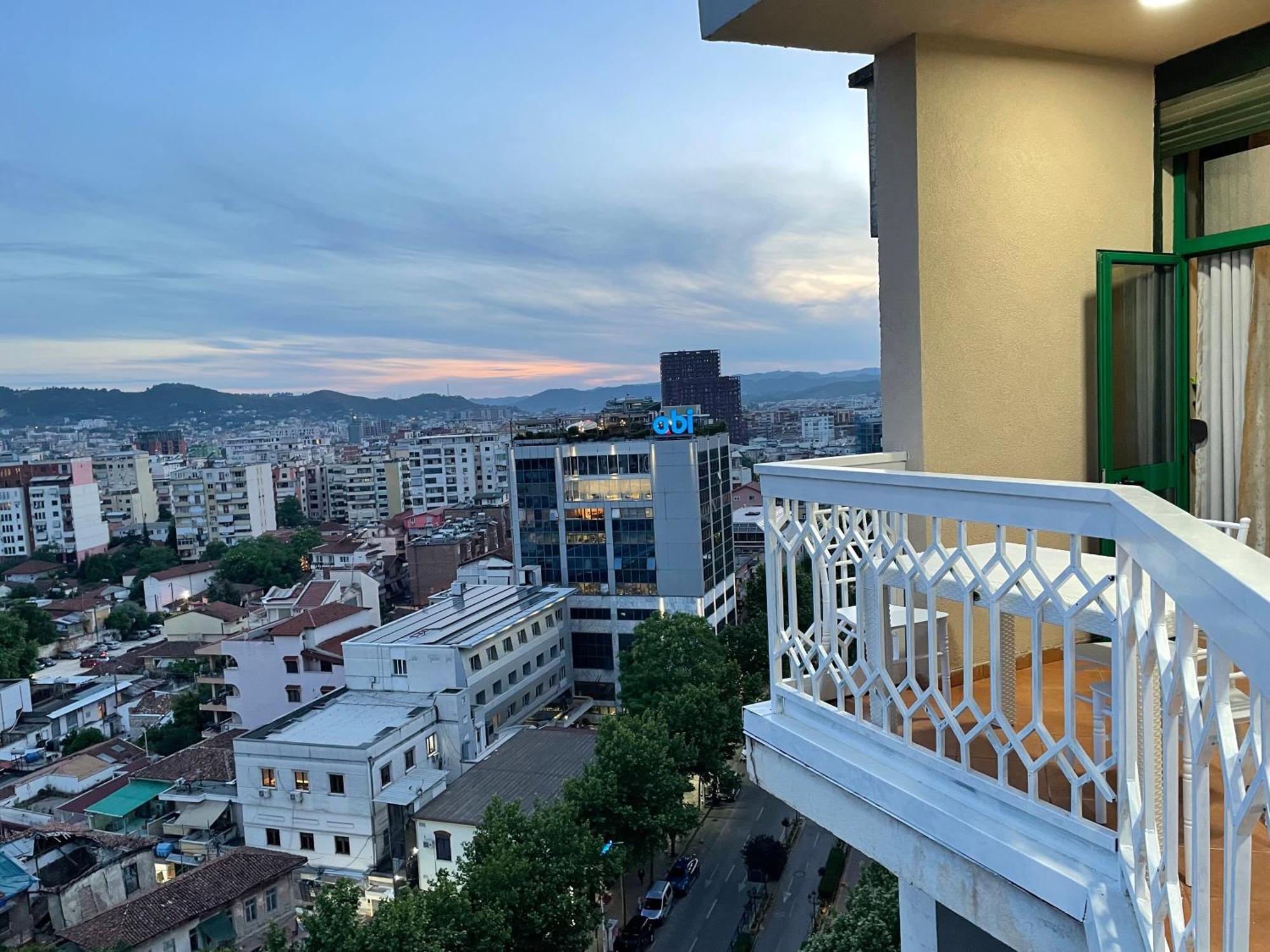 Sun Tower Luxury Suite-View From Of Tirana Center Zewnętrze zdjęcie